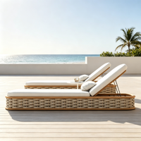 Chaise longue contemporaine en rotin tressé pour l'extérieur avec coussin moelleux pour villa, restaurant, piscine, jardin, plage, terrasse