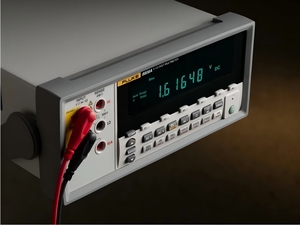 Multímetro Digital de 5.5 Dígitos con Doble Pantalla, Precisión de 0.015%, Resistencia de 4 Hilos, True RMS, Auto-Ranging, Rango de Corriente Máximo de 1000V CC 20mA-10A, Modelo 8808A - Product Image 4