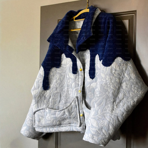 Completo Sportivo Personalizzato in Due Pezzi, Giacca Corta Goffrata e Pantaloni, Set Streetwear con Felpa e Pantaloni a Zampa per Uomo - Product Image 3