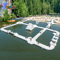 Parcours d'obstacles aquatiques gonflables géants modulaires avec toboggan, trampoline et mur d'escalade pour enfants et adultes, parc aquatique flottant