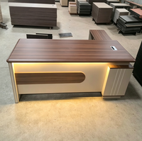 Bureau de direction élégant en forme de L avec armoire de rangement intégrée pour les bureaux d'entreprise