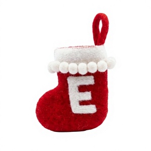 Meilleur chaussette de Noël artisanale traditionnelle en feutre de laine rouge de l'Himalaya, ornement avec pompon blanc et lettre E, décoration murale - Product Image 1