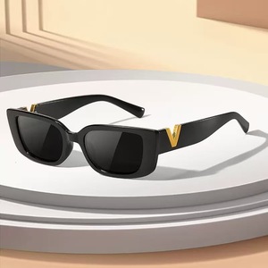 Lunettes de soleil noires V Logo pour femmes, protection UV400, monture PC, type 3, design tendance - Product Image 5