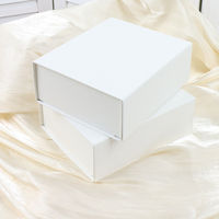 Caja de regalo plegable Michaels de cartón blanco con diseños de lujo con cinta