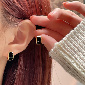 Boucles d'oreilles Huggie semi-circulaires de luxe style rétro Hong Kong, motif goutte d'huile, pour femme, en cuivre, tendance et polyvalentes - Product Image 4