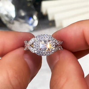 F764 Anello da Donna in Oro Bianco con Diamante Taglio Principessa Colore G Naturale Anello di Fidanzamento con Diamanti Laterali - Product Image 2