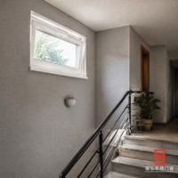 Fenêtre trappe en alliage d'aluminium à charnière supérieure, ventilation et protection contre la pluie, taille personnalisée pour salle de bain, cage d'escalier, bâtiment public