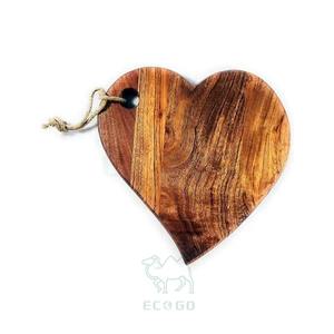 Plateau de service durable en bois d'acacia massif en forme de cœur, planche à charcuterie naturelle, plateau à fromage, plateau à collations, assiette de fête - Product Image 1