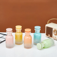 Flacon pulvérisateur de parfum en verre en gros 30ml 50ml 100ml, avec bouchon à vis, rechargeable, forme cylindrique, transparent ou coloré avec capuchon en PP