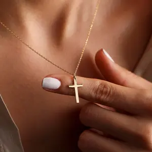Minimalist ische Frauen Christian Cross Anhänger Halsketten Charme 18 Karat Gold Edelstahl Schutz Halskette Muttertag Geschenk