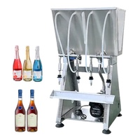 Machines de remplissage de boissons de jus de fruits et spiritueux de table Remplisseur manuel par gravité à 4 becs Machine de remplissage d'eau de bouteille d'huile essentielle de bière