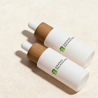 Flacon compte-gouttes en verre blanc mat avec bouchon en bambou naturel pour emballage de sérum, fournisseur de contenants cosmétiques personnalisés