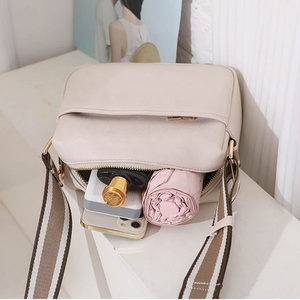 Bolsos cruzados de piel sintética para mujer, a la moda, al por mayor, con cadenas, impermeables, para uso diario - Product Image 4