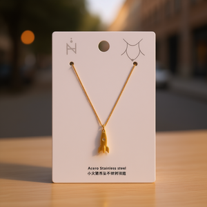 Collier pendentif petite fusée Zi en acier inoxydable plaqué or, bijoux minimalistes pour femmes - Product Image 2