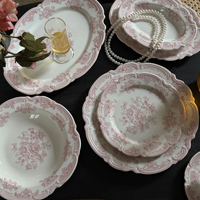Ensemble de tasses et d'assiettes en céramique à motif floral rose vintage européen avec design en glaçure en relief, ensemble d'assiettes à dîner pour événement de mariage
