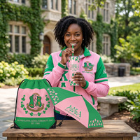Ensemble cadeau bonnet pompon personnalisé avec logo, rose et vert, lettres grecques, souvenir universitaire pour sororité