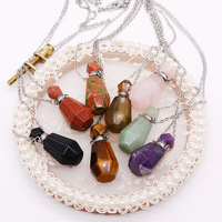 Vente en gros : Pendentifs collier en forme de flacon de parfum octogonal en pierre naturelle (quartz rose, cristal) pour cadeau, fabriqués en usine