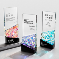 Trophée en cristal coloré créatif personnalisé, plaque en cristal arc-en-ciel, trophée en verre avec base bleue et noire transparente