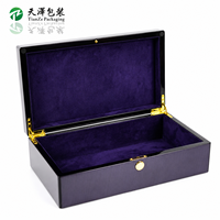 Boîte de rangement à bijoux double porte en bois grainé violet sur mesure, finition mate, avec serrure dorée et doublure intérieure artisanale colorée