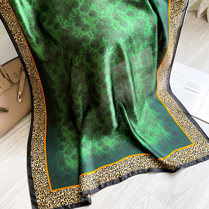2022 sénégal Offre Spéciale dames personnalisé longue légère <span class=keywords><strong>soie</strong></span> 100% écharpe mode <span class=keywords><strong>vert</strong></span> <span class=keywords><strong>émeraude</strong></span> imprimé léopard foulards en <span class=keywords><strong>soie</strong></span> femmes - Product Image 2
