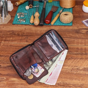 Portefeuille en cuir vintage fait main avec fermeture éclair, porte-cartes durable avec protection RFID et motif de poignée unique, porte-monnaie - Product Image 2