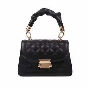 Sac de voyage en cuir PU tressé à la main de style rétro européen et américain pour femmes, grande capacité, fermeture éclair, sangle réglable, léger et portable - Product Image 2