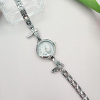 Nouvelle montre-bracelet en alliage papillon, fabrication exquise, compacte, best-seller, quartz créatif, plusieurs fuseaux horaires