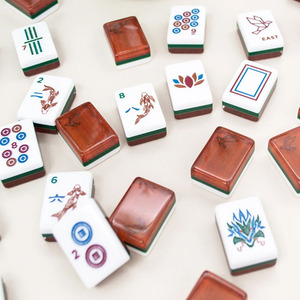 Venta al por mayor de fichas de mahjong acrílicas modernas de cuatro capas con diseño de madera, talladas, estilo americano, para juegos de ajedrez. - Product Image 4