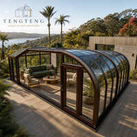 Véranda en verre moderne avec isolation thermique, construction durable, toit à pignon et conception quatre saisons pour hôtels et jardins