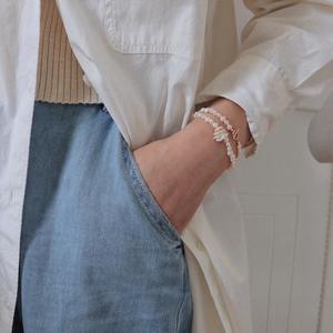 สร้อยข้อมือไข่มุกน้ำจืดทรงบาร็อคธรรมชาติ ดีไซน์หัวเข็มขัดแบบ OT พร้อมจี้ตกแต่งสวยงาม - Product Image 3