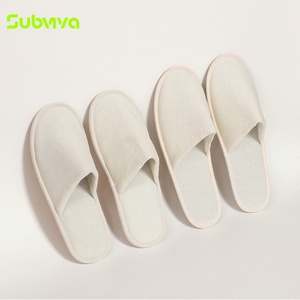 Chaussons d'hôtel et de spa en toile douce avec logo personnalisé, à bout fermé, semelle en liège, jetables, pour hôtels et gîtes - Product Image 1