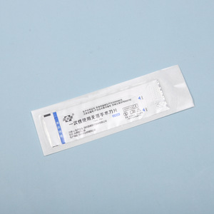 Lames chirurgicales stériles jetables Yuanlikang Medical, n° 11 lames chirurgicales en acier au carbone pour chirurgie esthétique, 100 pièces/boîte - Product Image 1