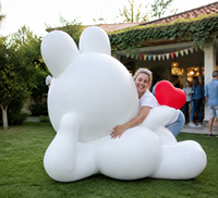 Lapin gonflable blanc personnalisé avec cœurs pour la décoration d'événements festifs, la publicité commerciale, les événements de carnaval