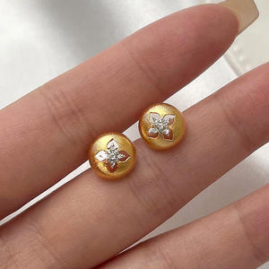 Boucles d'oreilles clous en argent pur S925 plaqué or 18 carats, style antique français, processus de dessin exquis, satin, trèfle à quatre feuilles - Product Image 1