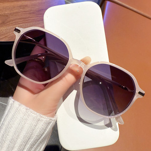 Lunettes de soleil ultra-légères de style coréen InS, à petite monture, avec une touche féminine haut de gamme, protection UV, effet amincissant pour les grands visages, et - Product Image 3