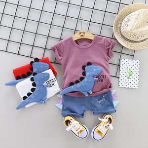 Un garçon qui porte un sweat-shirt avec un motif de dinosaure dans un temps chaud, ensemble de vêtements pour enfants, ensemble complet de vêtements pour bébés - Product Image 1