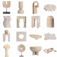 Ornement en travertin naturel de haute qualité avec arche superposée et design à rainures verticales, objet décoratif en marbre