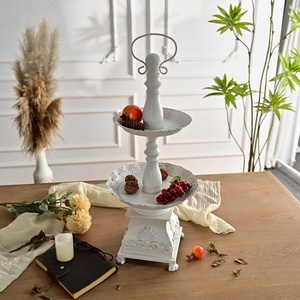 Plateau de service décoratif moderne européen en métal blanc crème à 2 niveaux avec poignées pour mariage - Product Image 1
