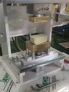 Conception d'impression semi-automatique Savon noir Coupe Toilette Bain Forme Stamper Pneumatique Logo Machine Manuel Lessive Savon Estampage - Product Image 2