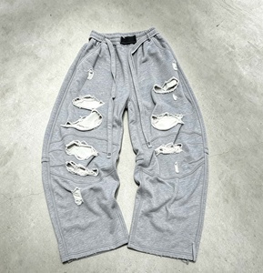 Pantalon de jogging déchiré pour homme, taille élastique avec cordon de serrage, style streetwear, coupe oversize, 100% coton, effet usé - Product Image 2
