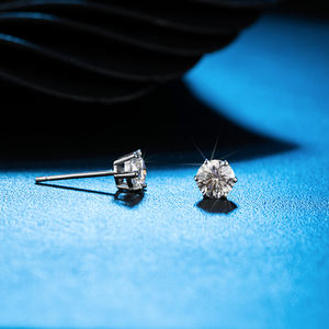 Boucles d'oreilles en argent sterling plaqué or avec moissanite pour femmes - Product Image 3