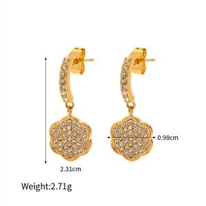 Pendientes Colgantes de Acero Inoxidable con Gancho de Flor Chapado en Oro de 18k, Grabado Personalizado y Disco de Flor con Circonitas Completas para Mujer, Venta al por Mayor - Product Image 3