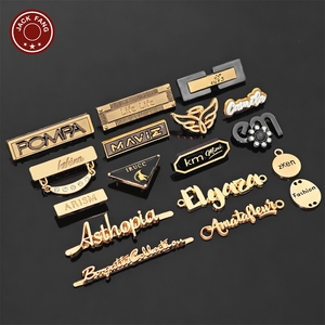 Étiquettes personnalisées en métal 3D avec logo en relief JACK FANG pour vêtements, forme drapeau - Product Image 3