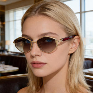 Gafas de Sol Poligonales para Mujer Cy-8898, Montura Metálica Negra, Protección UV400, Estilo Urbano Moderno - Product Image 3