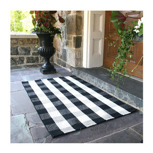 Amazon Venta caliente blanco y negro plaid buffalo al aire libre alfombra de algodón tejido de alfombras - Product Image 1