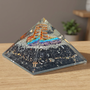 Pirámide de Orgón con Incrustaciones de Turmalina Negra en Forma de Corazón, Decoración para el Hogar, Marca Rozrincrystals.com, Modelo ORG-66, Origen Gujarat - Product Image 2