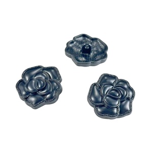 เสื้อสเวตเตอร์หนังปักลายดอกไม้สามมิติกระดุมโลหะ - Product Image 1