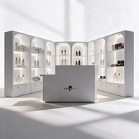 Étagère de présentation de maquillage, cadre blanc et or, plusieurs unités, étagères en verre, LED intégrées, plateaux en acrylique, dégradé, CE ETL, pour magasin de beauté