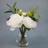 Fleurs artificielles roses de 34 cm de haut, tiges d'eucalyptus mélangées dans un verre à eau