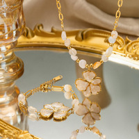 Collier Bohème Femme avec Breloque Fleur Coquillage, Faible MOQ, Plaqué Or 18K, Acier Inoxydable Anti-ternissement, Bijoux Perles Pierres Naturelles, Cadeau